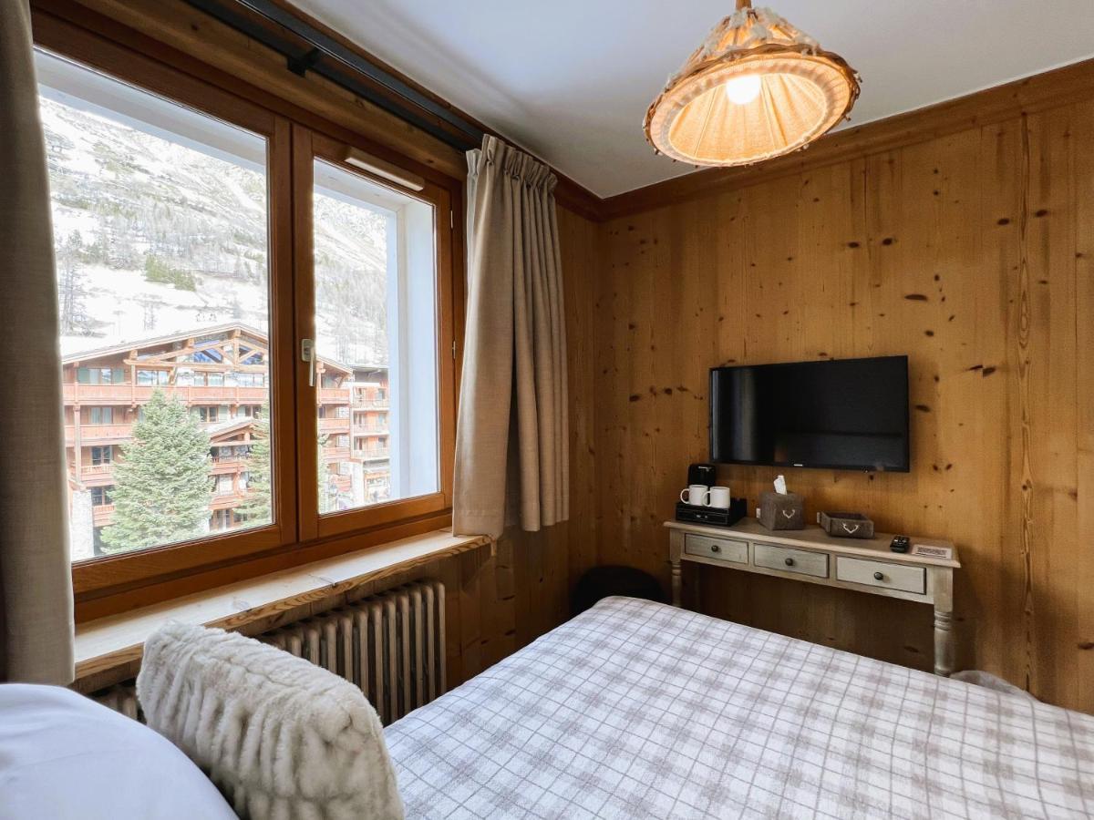 Everest Hotel