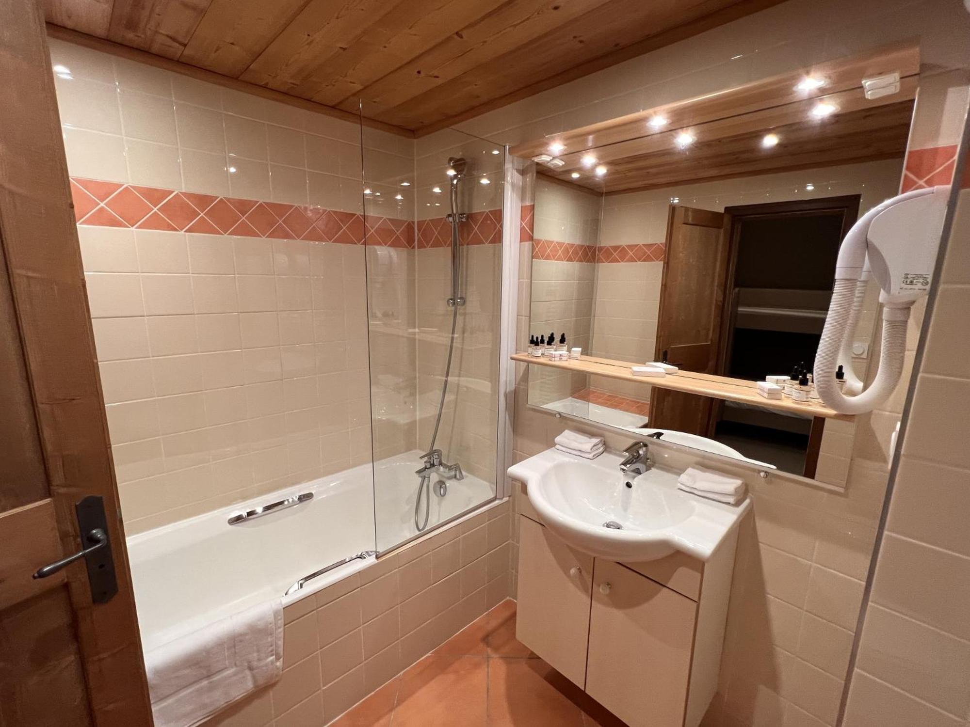 Everest Hotel 3*